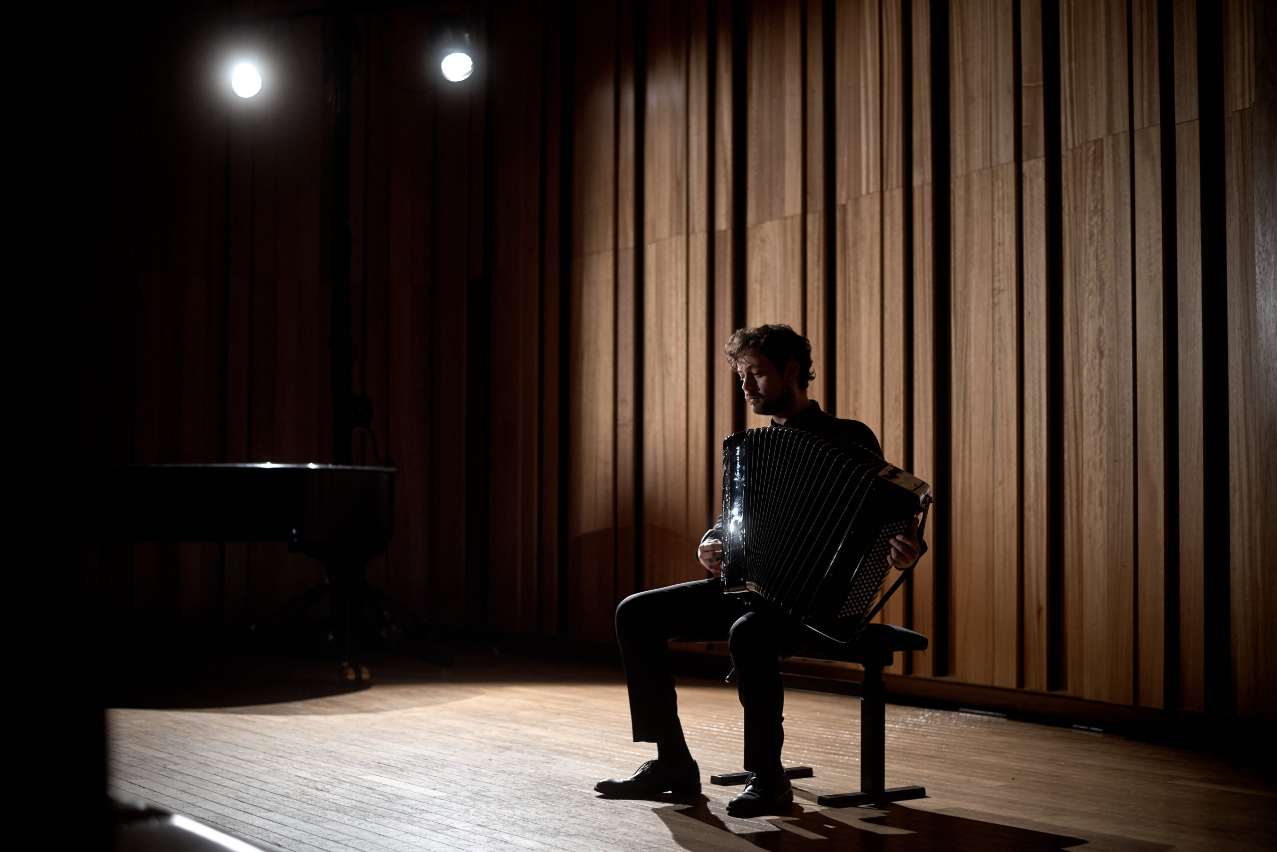 Samuele telari suona in ombra durante concerto a strasburgo