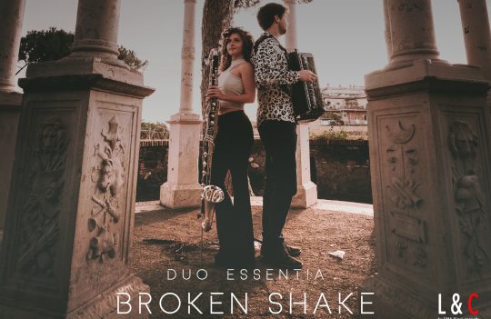 Copertina del CD Broken Shake del duo essentia, con samuele telari e alice cortegiani